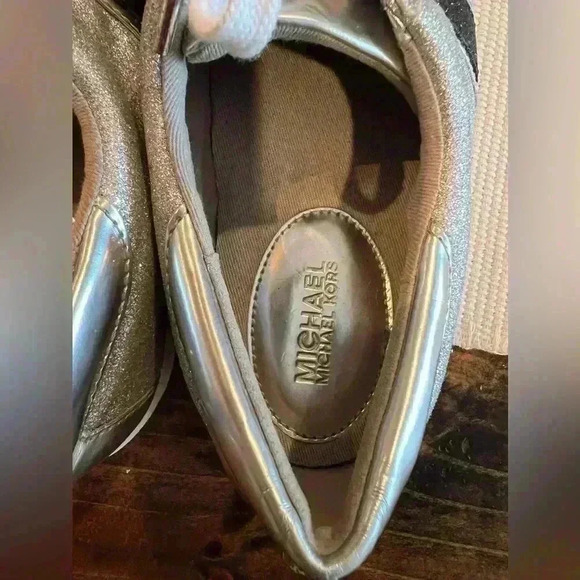 Michael Kors Keaton Stripe lace up sneakers, silver size 8.5, GUC - Picture 5 of 8